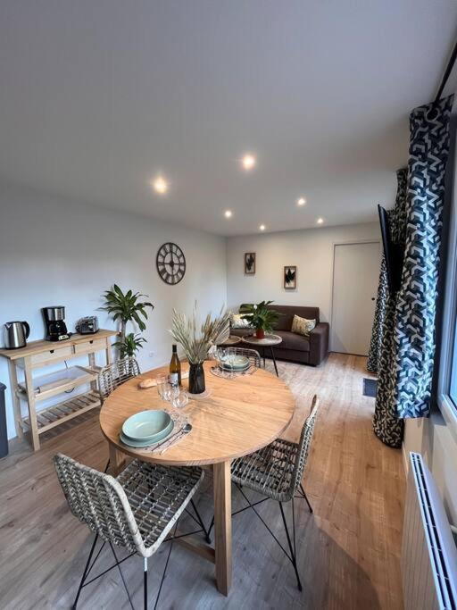 Beau Loft Room Proche Mont Saint Michel Jaccuzi Illimite En Plein Centre Avranches Exterior foto
